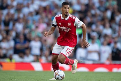 Pelota dominada, cabeza levantada, William Saliba no parece un defensor