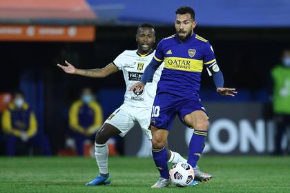Pelota dominada y lengua afuera, una postal de Carlos Tevez en la Bombonera. El Apache hoy anunciará su futuro, que podría estar lejos del estadio de Boca y del fútbol profesional.