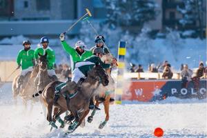 Pelota más grande y de plástico, de color rojo para que resalte sobre la nieve de St. Moritz