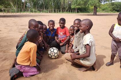 Pelotas fabricadas por presos bonaerenses terminaron en las manos y pies de niños de Mozambique