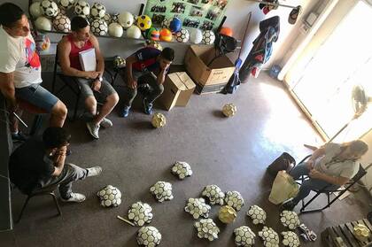 Las pelotas son fabricadas en la cooperativa El Pase, en Treunque Lauquen