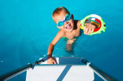 Pelotas con imanes, flotadores de cuello, alitas para los brazos: todos son un gran no para la doctora en pediatría