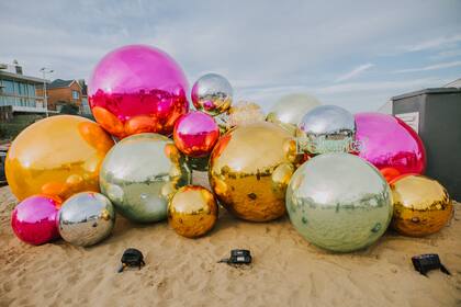 Pelotas inflables de color rosa y amarillo para decorar y fotografiar.