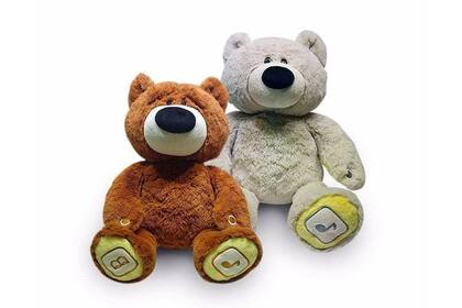 Regalo tech del día del niño | Peluche inteligente. El Luv N Learn Friends es un oso interactivo didáctico que resuelve juegos de matemáticas, rompecabezas y hasta cuenta cuentos. Tiene tecnología Bluetooth, permite recibir llamadas y escuchar mensajes que los padres pueden grabarles a sus hijos ($2