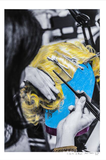 El libro permite acceder a aquellos rincones restringidos al público. Por ejemplo la zapatería, la peluquería y los talleres donde se diseñan los vestuarios