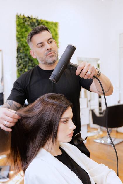 El estilista Cristian Rey, embajador de la marca Gama Italy Argentina, utiliza la tecnología e innovación del iQ Perfetto en su salón.