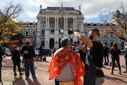 Peluqueros cortaron gratis en La Plata en reclamo de que se los deje trabajar