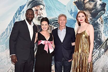 Harrison Ford y parte del elenco en la premiere en Hollywood de El llamado salvaje 