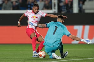 Un error de cálculo y un penal: la mala tarde de Juan Musso en la eliminación de Atalanta