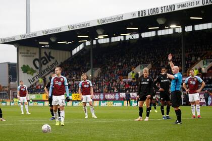 ¿Penal u offside? Una situación insólita se produjo entre Burnley y Barnsley en la FA Cup, a instancias del VAR.