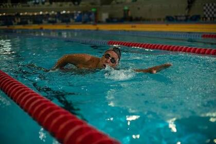 Peñaloza tuvo un inicio tardío en la natación competitiva, cuando tenía 67 años. Antes, en el colegio, había destacado como futbolista y atleta