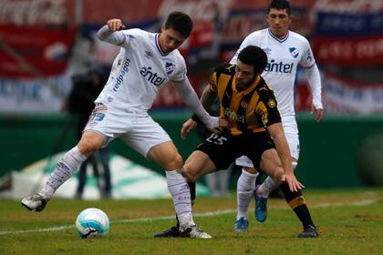 Nacional-Peñarol disputan el clásico del fútbol uruguayo en la reanudación del fútbol charrúa