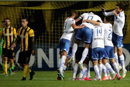 Por el gol de visitante, Vélez eliminó a Peñarol en una serie de dos empates.