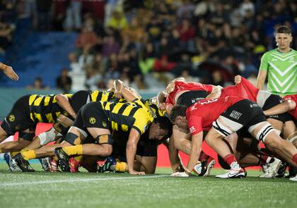 Peñarol y Dogos XV entregaron un partido trabado y deslucido en la capital uruguaya, planteado solamente para un rugby de forwards y juego corto.