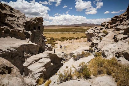 Peñas de Ascalte, un paisaje de piedras con formas de animales, petroglifos y huellas de llamas fosilizadas