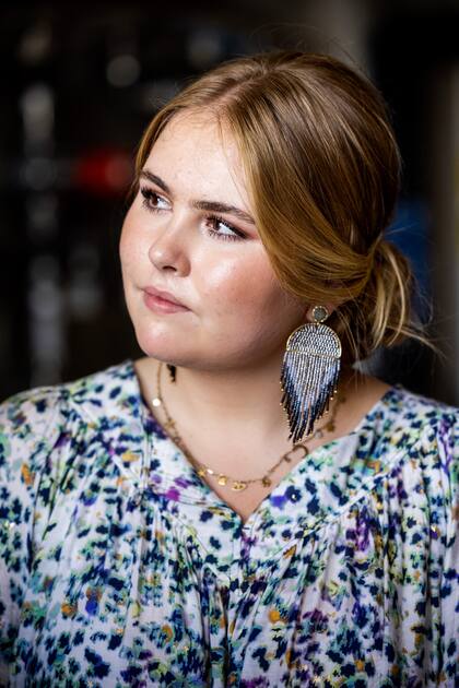 Pendientes con diseño en cascada en tono gris de Barong Barong.