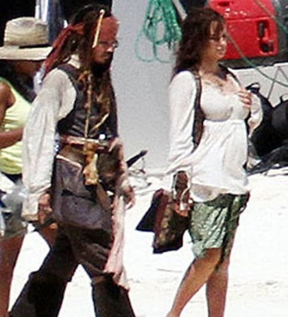 Penélope, con pancita visible, y Johnny Depp en el rodaje de Pirates del caribe