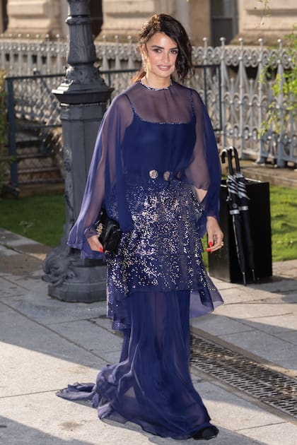 Penélope Cruz, embajadora de Chanel, con un vestido en azul marino de la casa francesa, con bordados de lentejuelas y un cinturón de terciopelo con hebillas doradas.