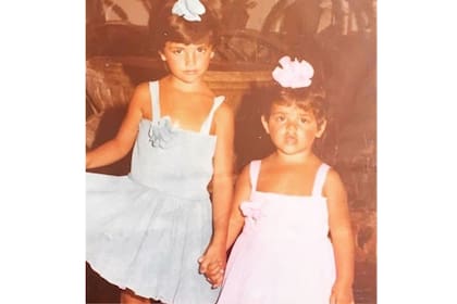 Penélope Cruz felicitó a su hermana Mónica el año pasado con esta foto vitange. Tal como dijo la actriz, ya eran inseparables desde aquél entonces