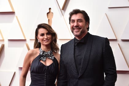 Penélope Cruz, izquierda, y Javier Bardem llegan a los Oscar 2022 en el Teatro Dolby en Los Ángeles. Los dos se fueron con las manos vacías