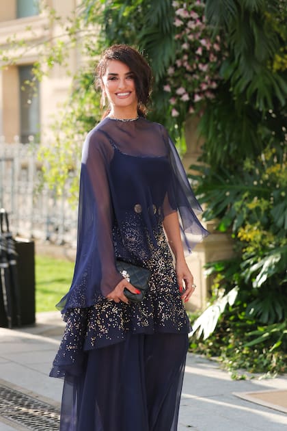 Penélope Cruz llega al Bal D'Ete, el evento que da comienzo a la semana de la alta costura de París. Para esta glamorosa cita en el Museo de Arte Decorativo, la actriz española eligió un diseño en capas de Chanel. La gala -organizada por Sofia Coppola- contó con varias celebridades, desde royals hasta actrices de Hollywood como Keira Knightley, Diane Kruger y Kirsten Dunst