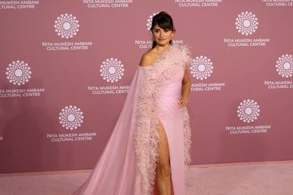 Penélope Cruz lució un vestido rosado, con detalles de plumas y gran tajo lateral