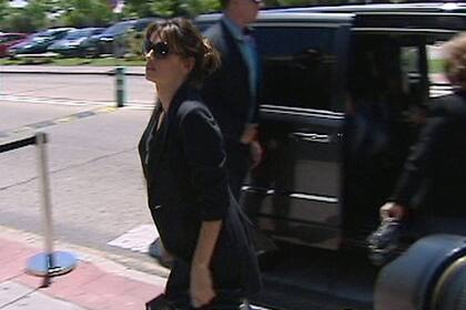 Penélope llegando al cementerio a despedir los restos de su padre