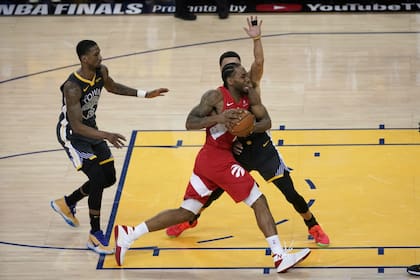 Penetra Kawhi Leonard ante la oposición de Stephen Curry; el exalero de San Antonio Spurs consiguió su segundo anillo de campeón de la NBA.