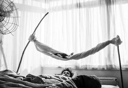 Penguin duerme sobre la cama de Rueben Bloom, quien actualmente tiene una empresa de decoración