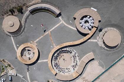 Los viajeros ahora pueden explorar Peñico a través de visitas guiadas y exhibiciones interpretativas en su nuevo y sorprendente centro de visitantes circular.