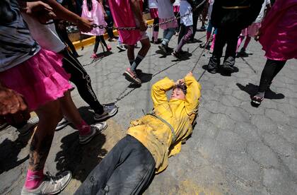 Penitenciarios arrastran a un hombre que representa a Judas durante la procesión de 'Los Encadenados' el Viernes Santo en Masatepe, Nicaragua, el 15 de abril de 2022.