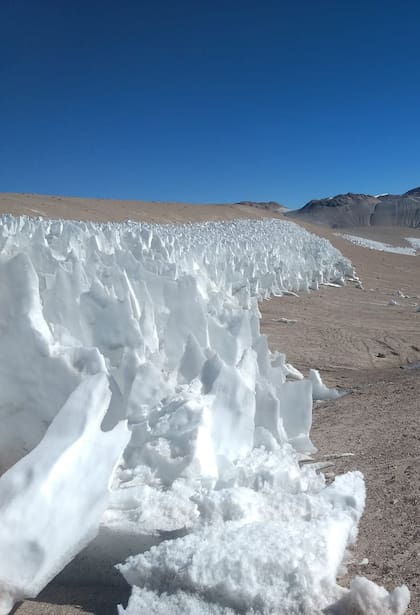 Penitentes: asombrosas figuras de hielo que coronan la cumbre.