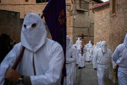 Penitentes de la cofradía de la "Santa de la Vera Cruz", inician la procesión del Viernes Santo en Navarra, España