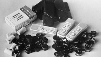 Penkovsky usaba cámaras miniaturas para fotografiar los documentos secretos y ocultaba los microfilm en una cajetilla de cigarrillos