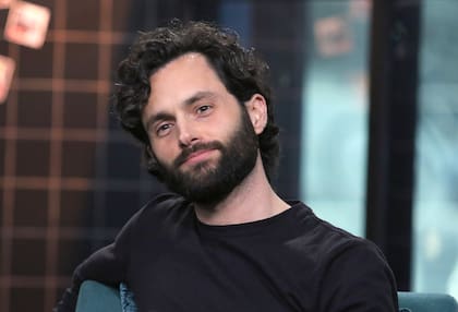 Penn Badgley divide su tiempo entre la serie You y el podcast Podcrushed