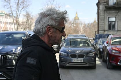 Penn fue fotografiado este lunes caminado por las calles de Kiev