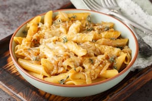 Penne rigate con cebollas caramelizadas