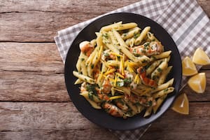 Penne rigate con pollo y limón