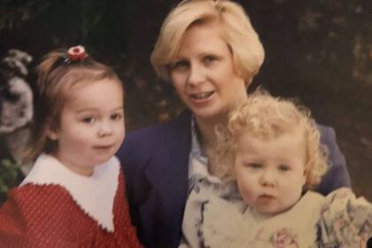 Penny junto a sus hijas Giselle y Bonnie, antes de ganar su primer millón de libras