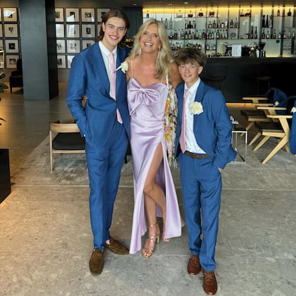Penny Lancaster, la mujer de Rod Stewart desde hace dieciséis años, con Alastair y Aiden, los hijos que tuvo con el músico.