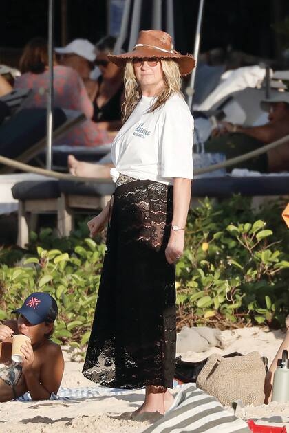 Penny Lancaster
lució una remera de
La Guérite Beach,
el exclusivo club
de playa en el que
pasaron unos días
soñados, y una
pollera larga de
encaje que dejaba
ver su traje de
baño animal print.