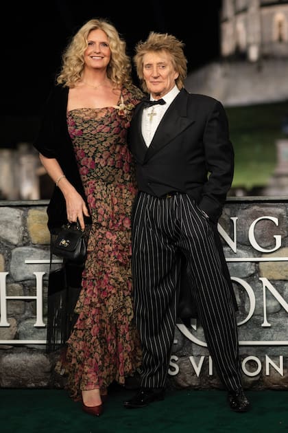 Penny Lancaster y
Rod Stewart posan juntos