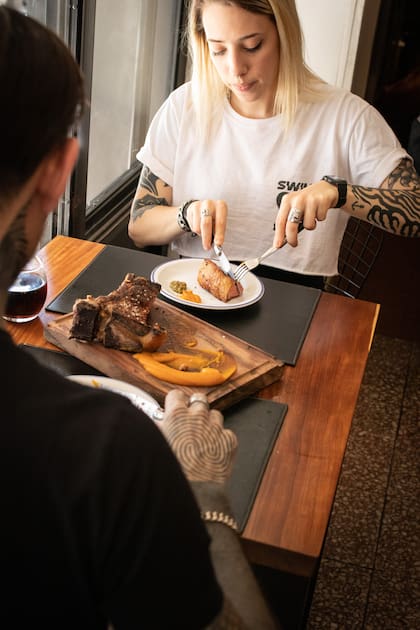 “Pensamos: Argentina, extranjeros, el producto número uno es la carne, hagamos algo diferente de las 2000 parrillas de Buenos Aires. Hicimos el primer restaurante de carne”. dice Germán