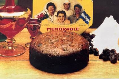 Pensando en un alimento de fácil conservación, de larga durabilidad y que además sea calórico los galeses asentados en la Patagonia en el siglo XIX crearon la torta negra galesa adaptando sus recetas tradicionales a los ingredientes que tenían al alcance en ese momento.