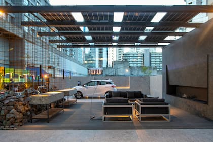 Pensar un garage en el cual el auto no está arrinconado y escondido sino en un espacio utilizable con muebles de exterior y una gran chimenea