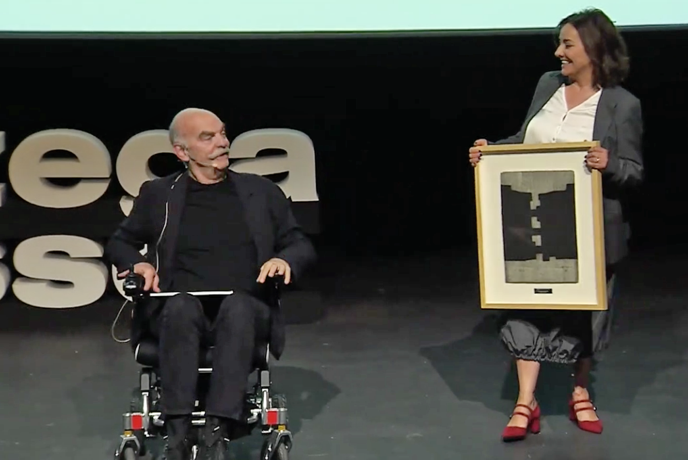 "Pensé que iba a andar llorando por los rincones, pero no, trato de hacer todo lo que puedo”, dijo Caparrós, que en marzo fue galardonado en los premios Ortega y Gasset 2023