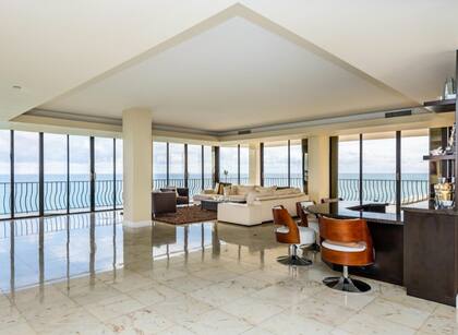 Penthouse que se vendió por 2,88 millones de dólares el mes pasado en la torre Champlain Tower en Surfside, que se derrumbó