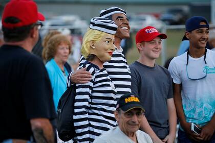 Simpatizantes de Trump en Tallahassee, Florida, posan con el disfraz de Hillary yu Obama, vestidos de presidiarios