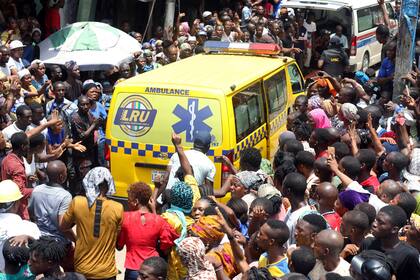 People gather around an ambulance at the site of a collapsed building containing a school in Nigerias commercial capital of Lagos, Nigeria March 13, 2019. REUTERS/Temilade Adelaja