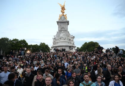 La gente se reúne frente al Palacio de Buckingham en el centro de Londres después del anuncio 